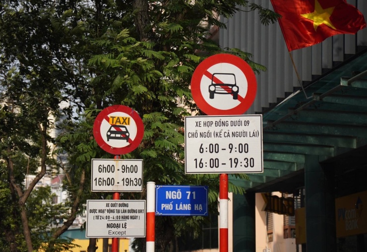 Xe biển số vàng kinh doanh dịch vụ sẽ bị hạn chế hoạt động trên nhiều tuyến phố. Ảnh: Phạm Đông
