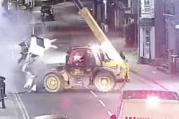 VIDEO: Lái xe nâng giật sập mặt tiền, bứng gọn máy ATM của ngân hàng tại Anh