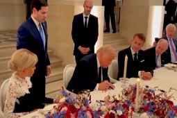 Khoảnh khắc ông Trump đặt bút ký thỏa thuận Mỹ - Iran