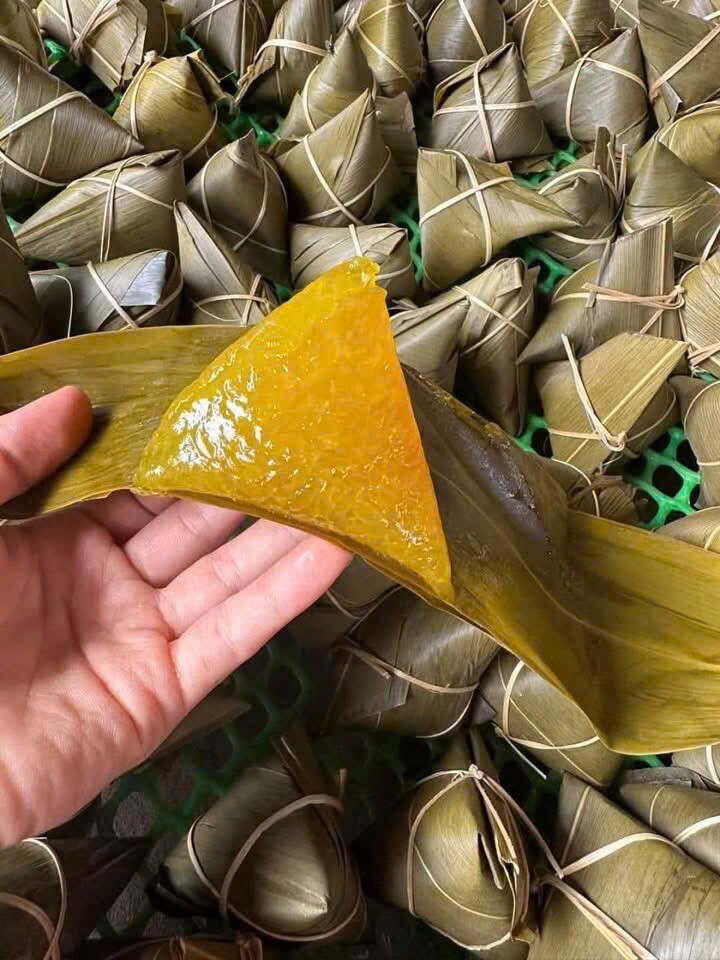Bánh ú lá tro các loại đang hút hàng trên các hội nhóm mạng xã hội và chợ truyền thống