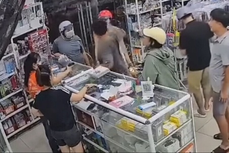 Danh tính người đàn ông xô ngã bé gái, đấm vào mặt người mẹ