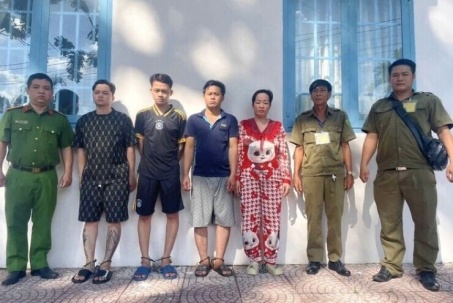 Tạm giữ 4 đối tượng chặn đường, dùng dao uy hiếp người phụ nữ ở TPHCM