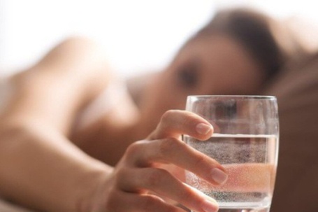 Sau tuổi 55, uống nước buổi sáng thế nào để giảm nguy cơ đột quỵ? 4 lưu ý nhiều người vẫn đang bỏ qua