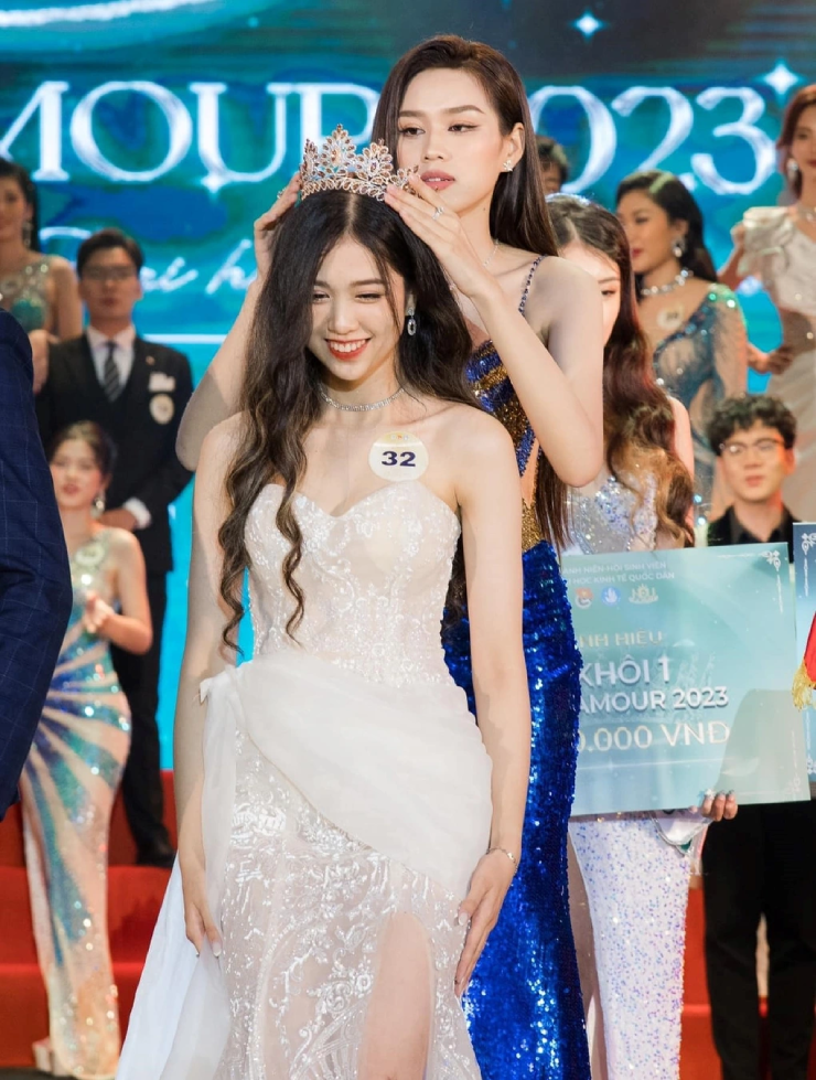 Thanh Trang là Hoa khôi Sinh viên Thanh lịch NEU Glamour 2023, từng được chính Hoa hậu Đỗ Thị Hà trao vương miện
