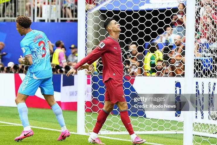 Ronaldo dường như là gánh nặng của tuyển Bồ Đào Nha