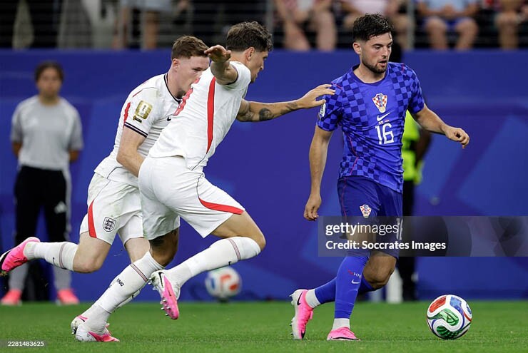 Croatia nhiều lần gây khó dễ cho hàng thủ ĐT Anh