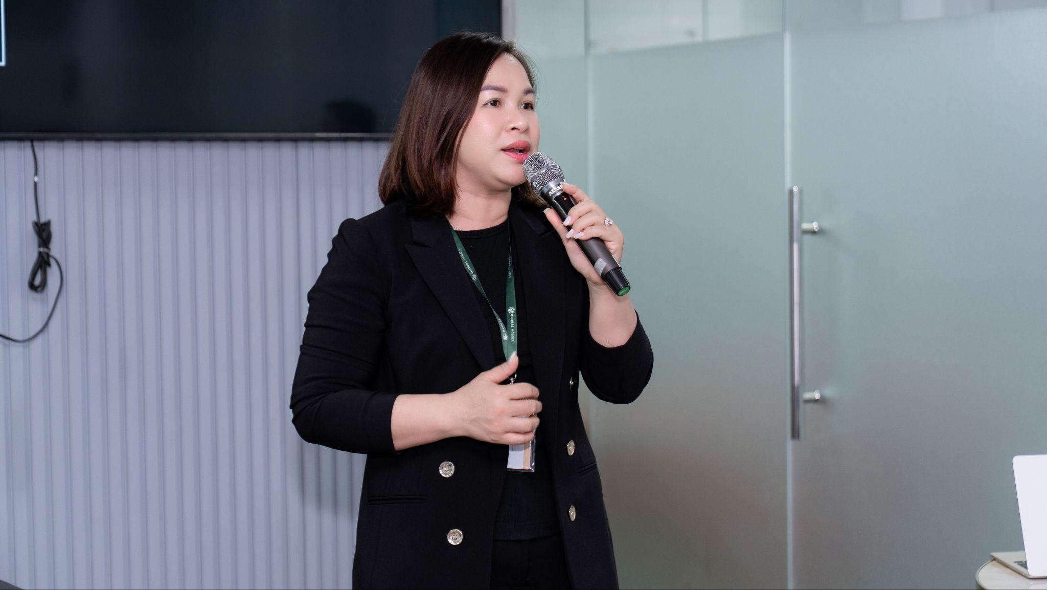 Bà Thái Cẩm Hà chia sẻ quan điểm về nhân sự