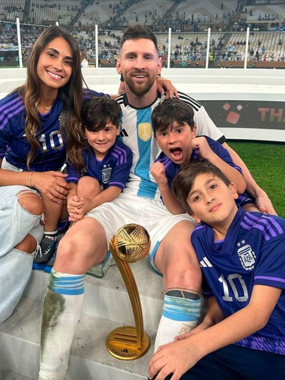 Điều gì ở người phụ nữ khiến Messi si mê suốt 30 năm - 4