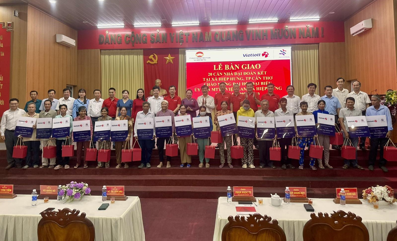 Vietlott trao tặng 20 căn nhà đại đoàn kết tại thành phố Cần Thơ