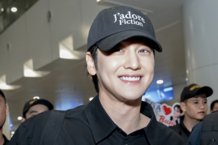 Diễn viên 'Vườn sao băng' Kim Bum được fan vây kín ở sân bay