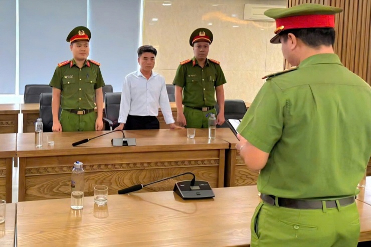 Công an đọc lệnh khởi tố bị can Huỳnh Văn Lo. Ảnh: Thành Anh