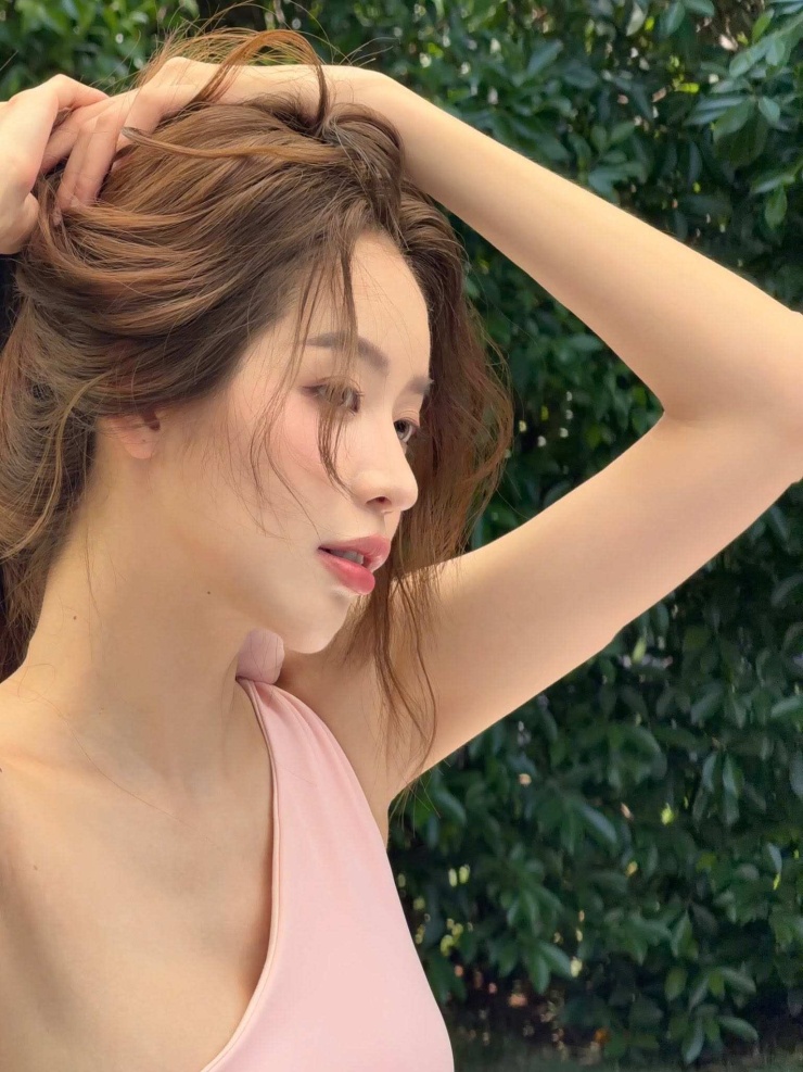 Trong loạt ảnh vừa được chia sẻ, Thanh Thủy xuất hiện tại một không gian ngập tràn ánh nắng với khung cảnh thơ mộng và lãng mạn. Người đẹp lựa chọn thiết kế váy màu hồng nhẹ nhàng, tôn lên vẻ nữ tính và thanh thoát.