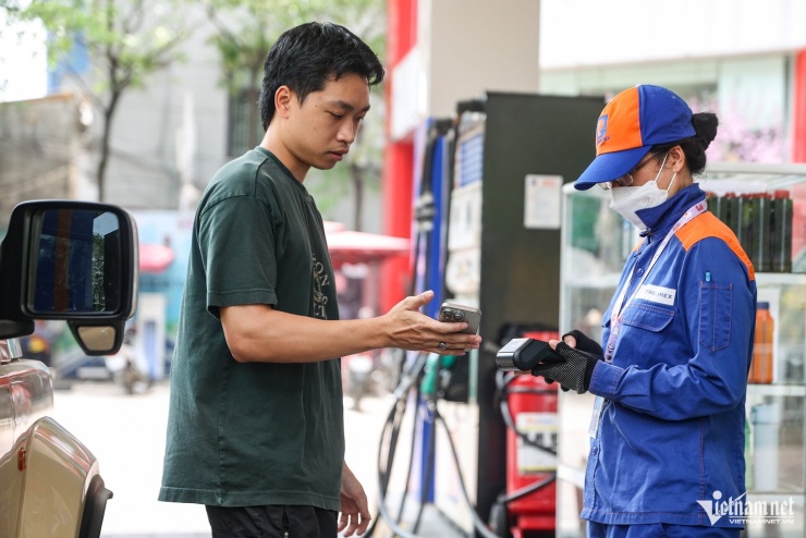 Giá xăng dầu trong nước giảm mạnh. Ảnh: Thạch Thảo