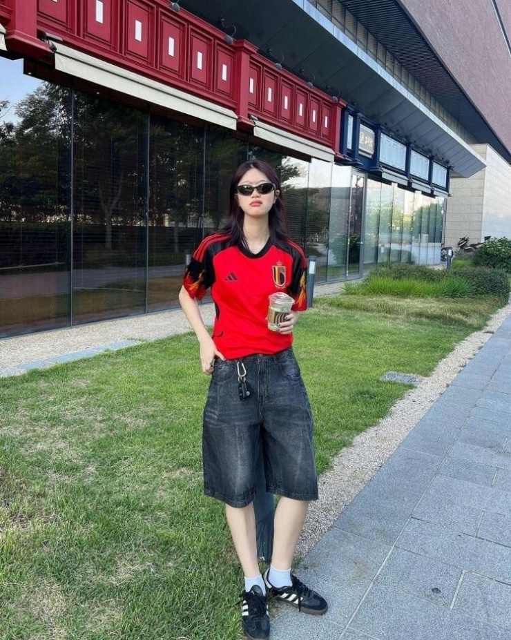 Giới trẻ diện mốt áo đấu mùa World Cup - 2