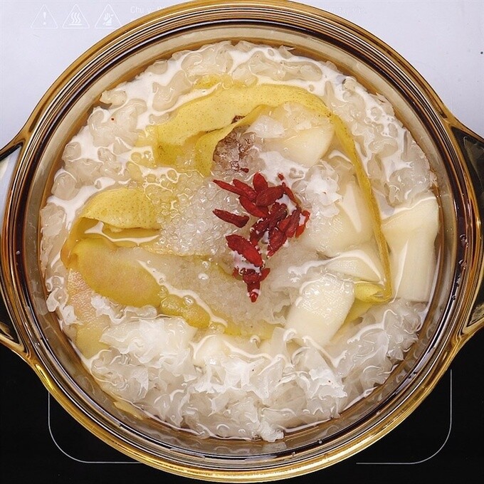 Nấm tuyết chưng lê cung cấp nhiều vitamin và chất xơ, rất tốt cho da. Ảnh: Lemon8