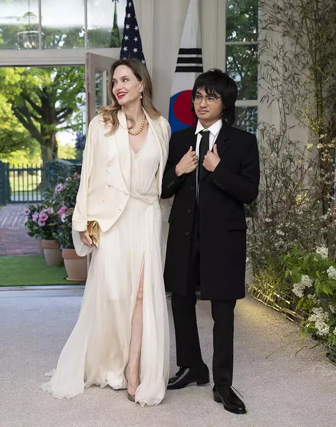 Angelina Jolie và con trai Maddox năm 2023. Ảnh: AFP
