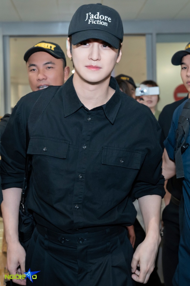 Diễn viên 'Vườn sao băng' Kim Bum được fan vây kín ở sân bay - 2