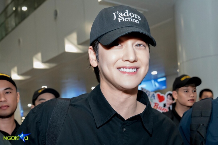 Diễn viên 'Vườn sao băng' Kim Bum được fan vây kín ở sân bay - 3