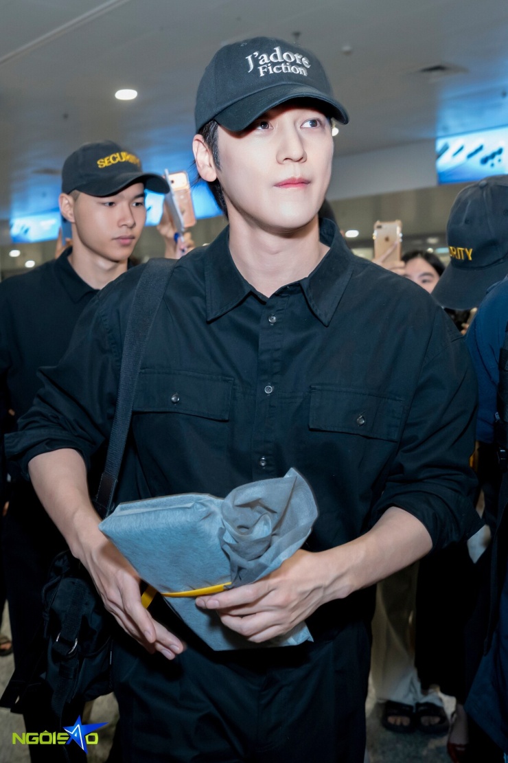 Diễn viên 'Vườn sao băng' Kim Bum được fan vây kín ở sân bay - 6