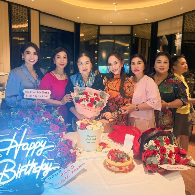 Lý Hùng, Lý Hương mừng sinh nhật mẹ - 4