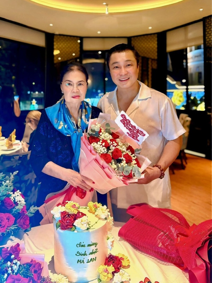 Lý Hùng, Lý Hương mừng sinh nhật mẹ - 2