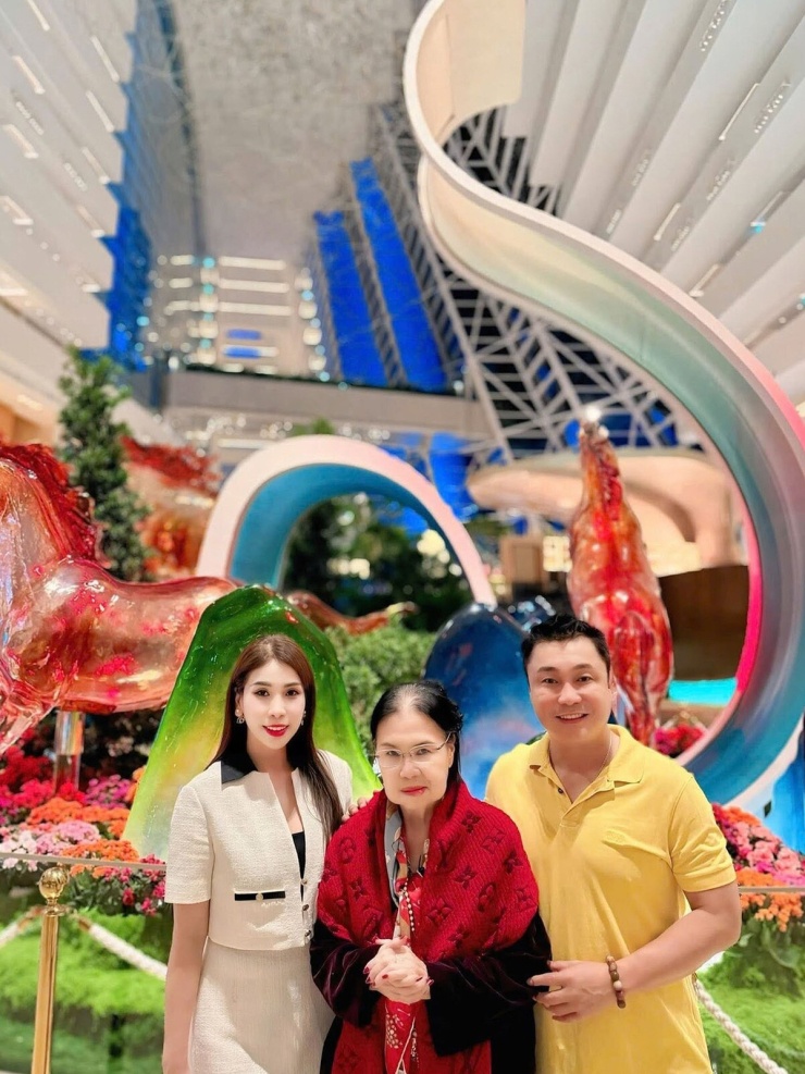 Lý Hùng, Lý Hương mừng sinh nhật mẹ - 6