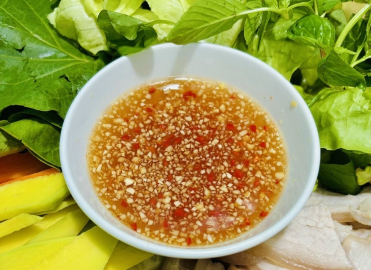 Không nên giữ lại bát nước chấm thừa. Ảnh: Bùi Hà&nbsp;