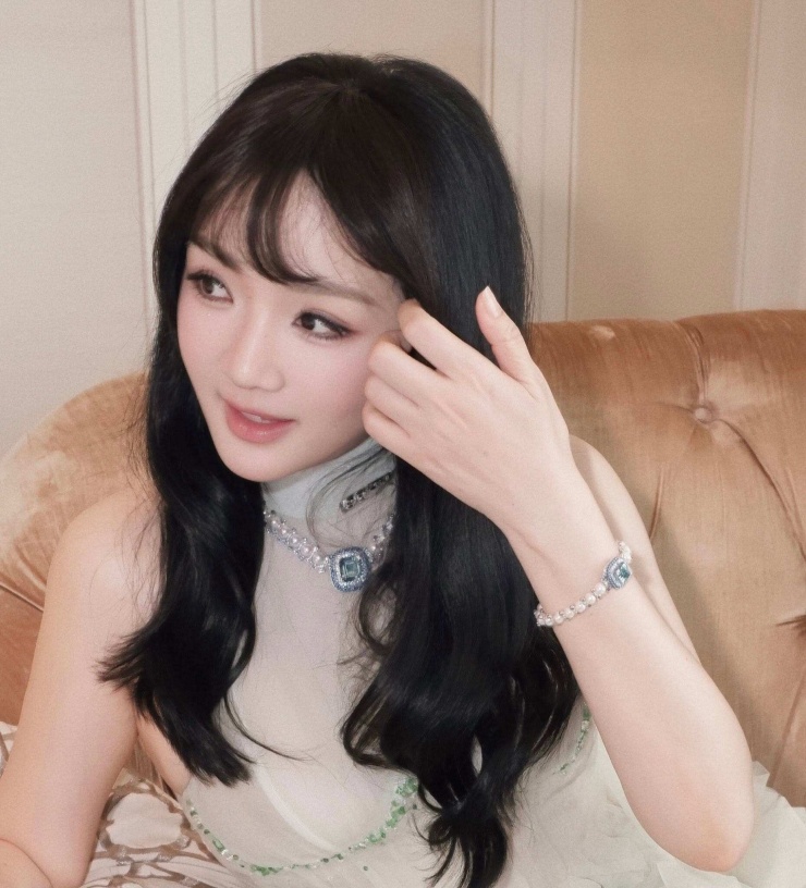 Bộ trang sức đắt đỏ được phối cùng nâng tầm giá trị bộ hình của Giáng My.