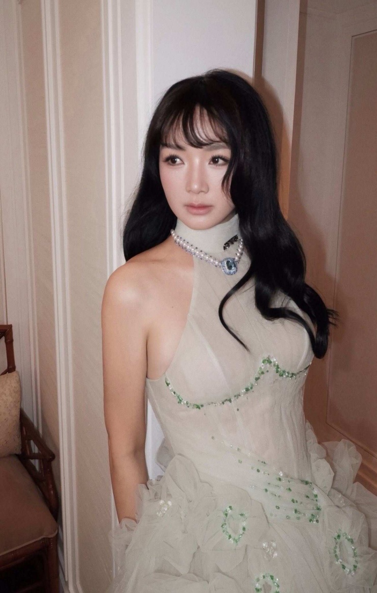 Nhiều người không khỏi trầm trồ nhan sắc "không tuổi" cùng gu thời trang "vượt thời gian" của người đẹp.
