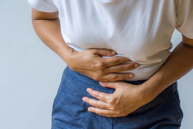 Rối loạn tiêu hóa như đầy hơi, đau bụng, táo bón hoặc tiêu chảy có thể là phản ứng của đường ruột trước tình trạng căng thẳng kéo dài. Ảnh: Health
