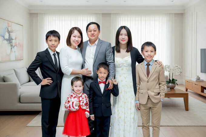 Vợ chồng chị Linh bên 5 con.