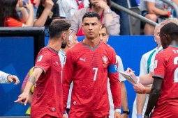 Fan Ronaldo lên mạng xỉa xói hàng tiền vệ Bồ Đào Nha, chị gái đồng tình lời chê Fernandes