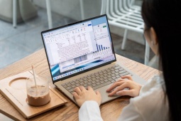 Chiếc laptop 990g này là"vũ khí" cân mượt mọi deadline bất kể không gian