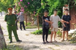 Bắt nhóm thiếu niên dùng hung khí truy sát người đi đường ở Hà Nội