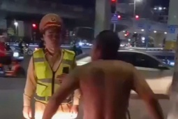Bị phạt vi phạm nồng độ cồn kịch khung, tài xế 'ma men' hò hét, chặn đầu xe CSGT