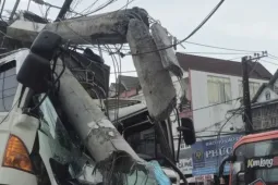 Xe tải chở 12 tấn cà phê tự trôi, tông gãy trụ điện và nhiều phương tiện