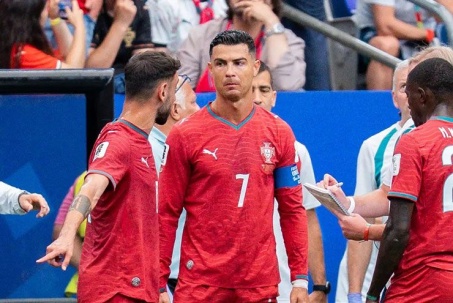Fan Ronaldo lên mạng xỉa xói hàng tiền vệ Bồ Đào Nha, chị gái đồng tình lời chê Fernandes