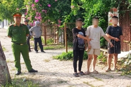 Bắt nhóm thiếu niên dùng hung khí truy sát người đi đường ở Hà Nội