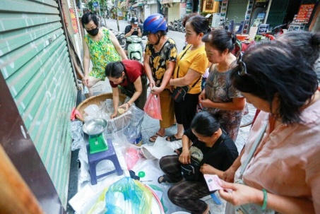 Người dân Hà Nội tất bật mua sắm trong ngày Tết Đoan Ngọ