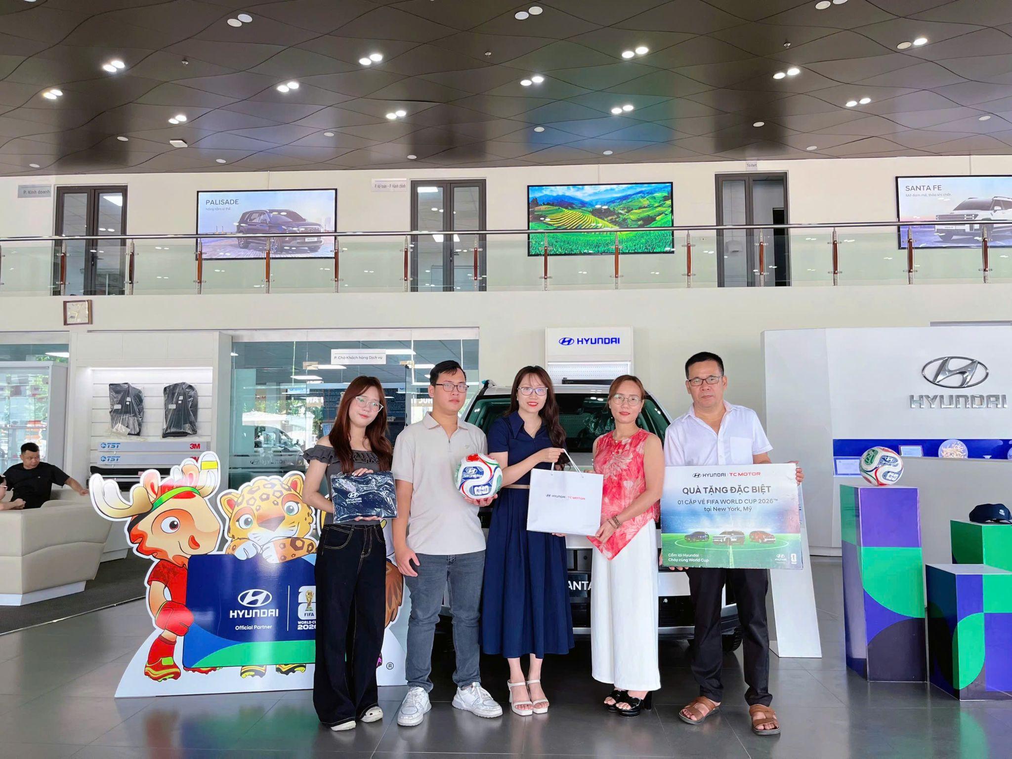 Đại diện Hyundai Thành Công trao cặp vé xem trực tiếp FIFA World Cup 2026 tại Mỹ cho khách hàng Nguyễn Lê Thúy. Ảnh: HTV