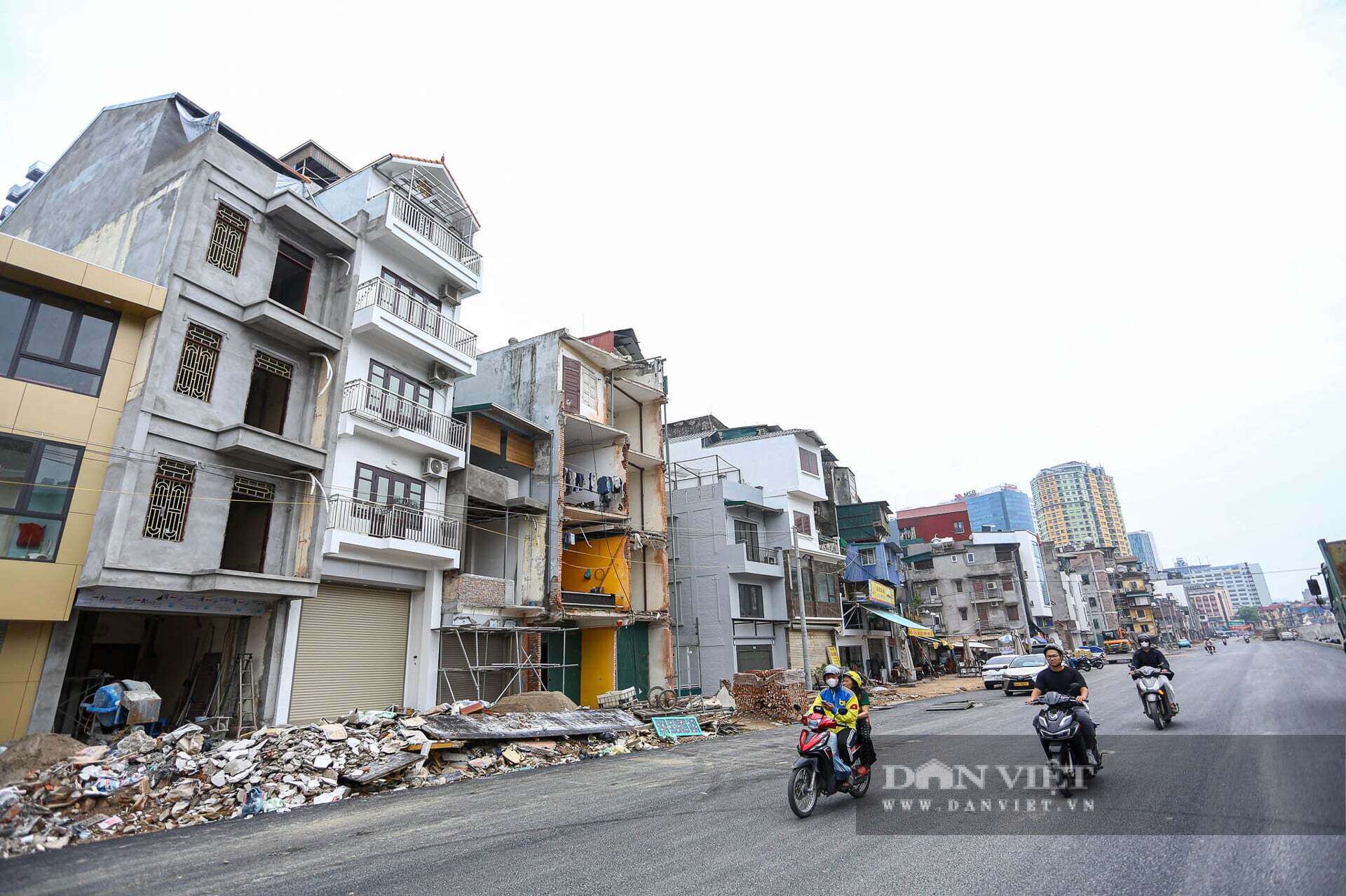 Những ngôi nhà từng nằm sâu trong ngõ nay trở thành nhà mặt đường sau khi tuyến Vành đai 1 được mở rộng.
