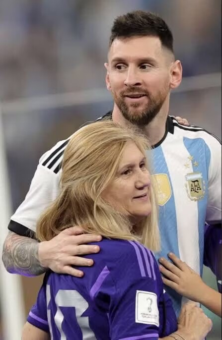 Messi bên bố mẹ.