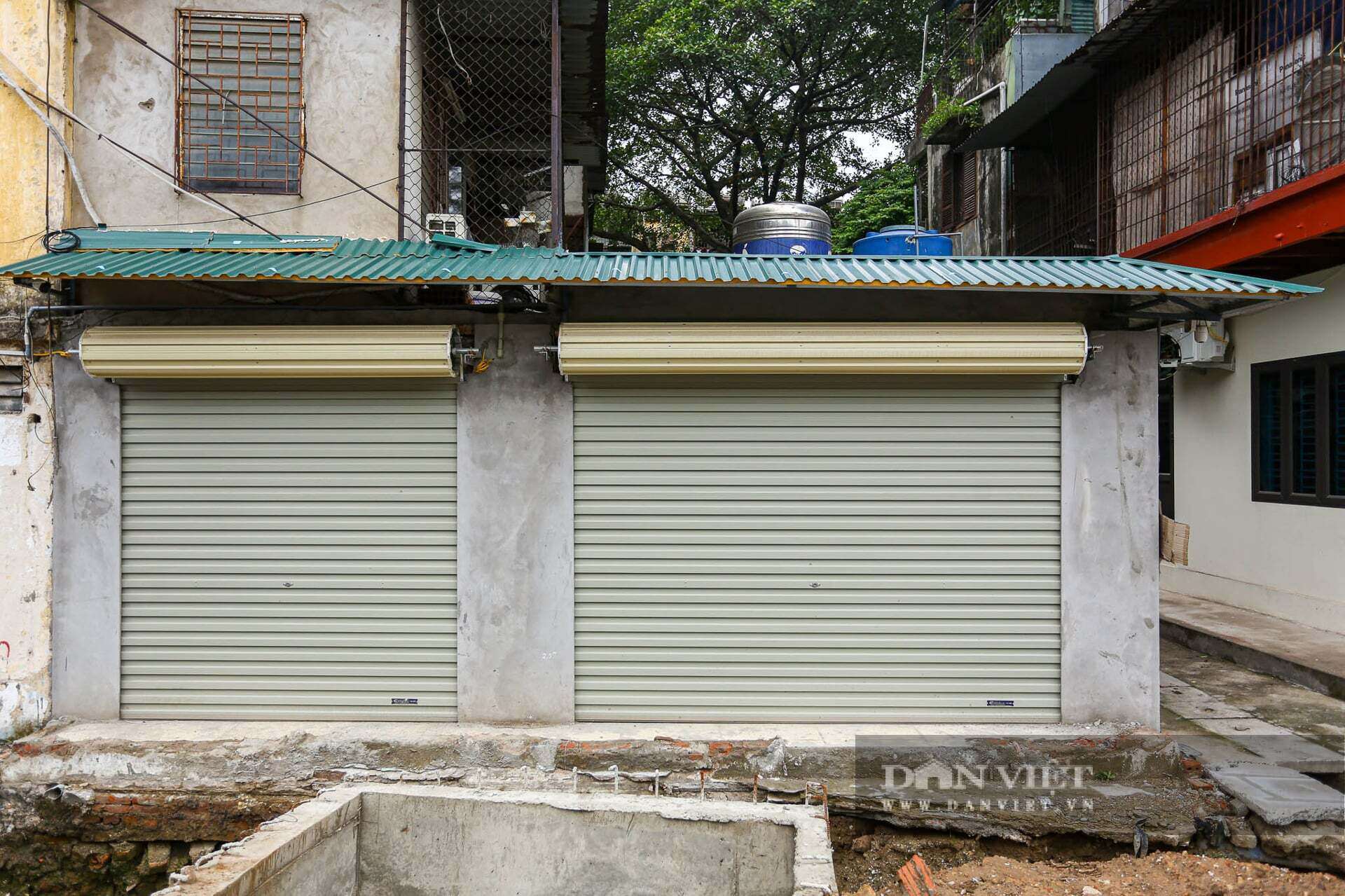 Nhiều ngôi nhà có diện tích thu hẹp nhưng được thiết kế lại theo hướng gọn gàng, phù hợp với điều kiện sử dụng mới.