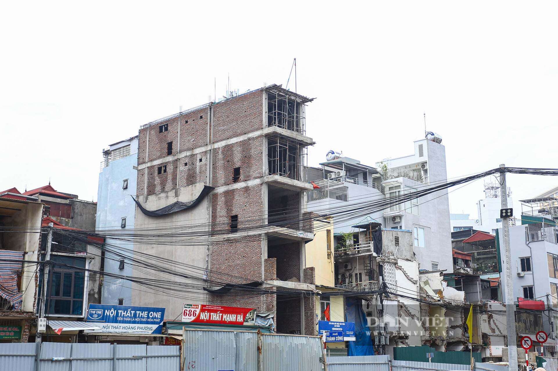 Vật liệu xây dựng được tập kết trước cửa nhà, phục vụ quá trình sửa chữa và chỉnh trang đô thị dọc tuyến đường.