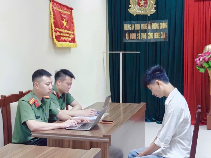 Công an tỉnh Phú Thọ làm việc với Phan Trung Khuê. Ảnh: CACC