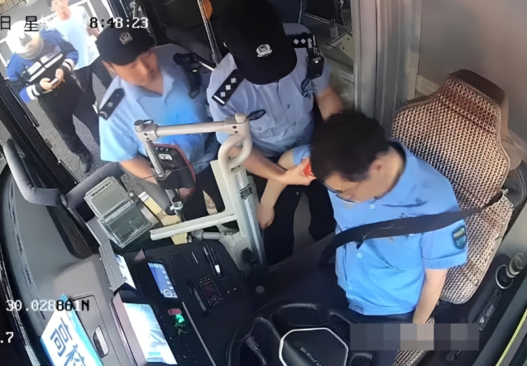 Trước khi gục ngã hoàn toàn, tài xế xe buýt vẫn cố gắng đảm bảo an toàn cho toàn bộ hành khách trên xe. Ảnh: Sohu