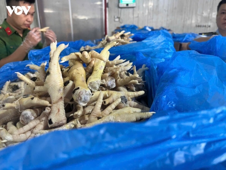 Chân gà đông lạnh nhập khẩu thô nếu không được bảo quản đúng điều kiện hoặc xử lý không đảm bảo, có thể chứa vi khuẩn salmonella, E.coli hoặc listeria – tác nhân gây tiêu chảy, ngộ độc thực phẩm cấp tính. 