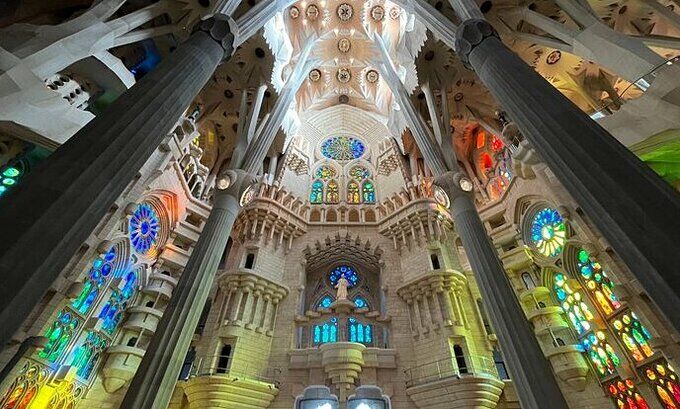 Bên trong nhà thờ Sagrada Familia. Ảnh: Klook