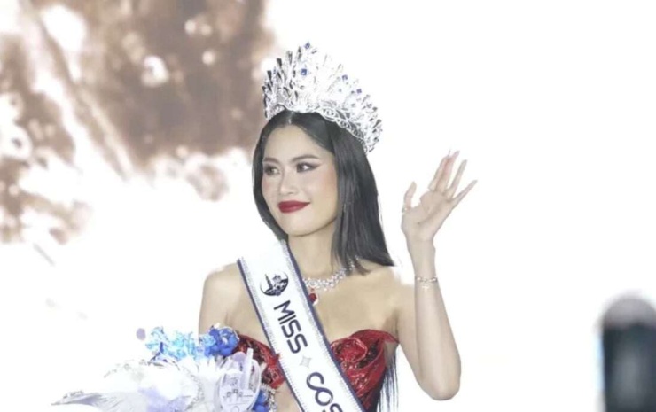 Lệ Nam (Nam Anh) trong thời khắc đăng quang&nbsp;Miss Cosmo TP.HCM 2026. (Ảnh: CMH)