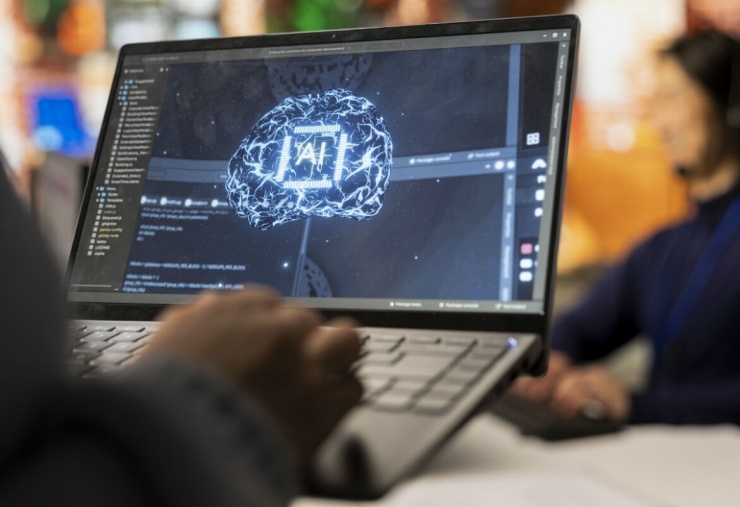 Chi phí AI ngày càng đắt đỏ buộc Microsoft phải chuyển hướng